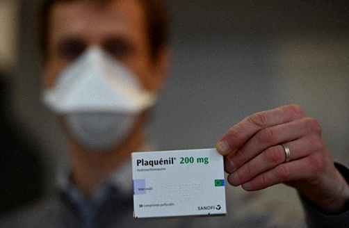 Plaquenil - boîte de comprimés sur fond bleu